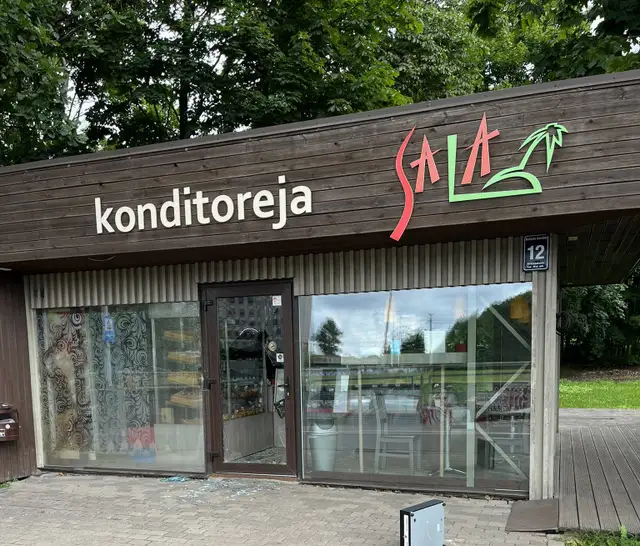 В Риге совершена кража в кондитерской на Кипсале; публика нашла очередной повод позубоскалить