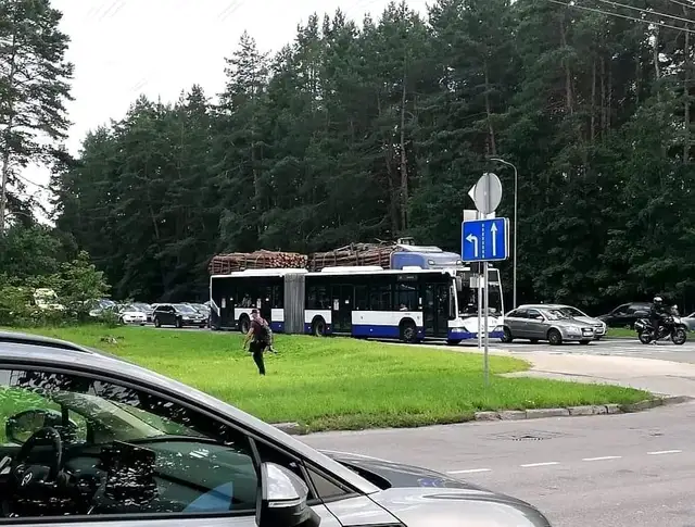 «Гениальный бизнес-план»: в кадр попал автобус Rīgas satiksme в интересной комбинации