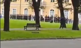 Какое оскорбление латышского гимна! Люди возмущены увиденным у президентского дворца (ВИДЕО)
