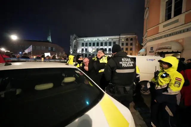За спинами полиции: во время митинга один человек вышел с плакатом против ЛГБТ. ФОТО