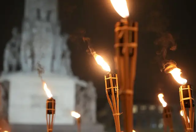 Lāčplēša dienas lāpu gājienā no Brāļu kapiem devušies vairāki simti cilvēku
