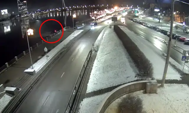 На полной скорости: полиция опубликовала видео инцидента с утонувшей в Даугаве машиной