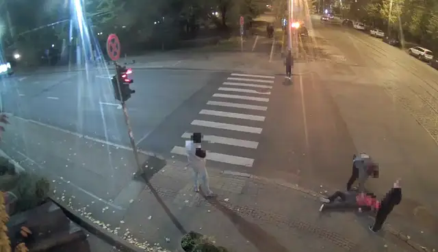 Жестокое нападение на иностранца в центре Риги: прямо под камерами (ВИДЕО)