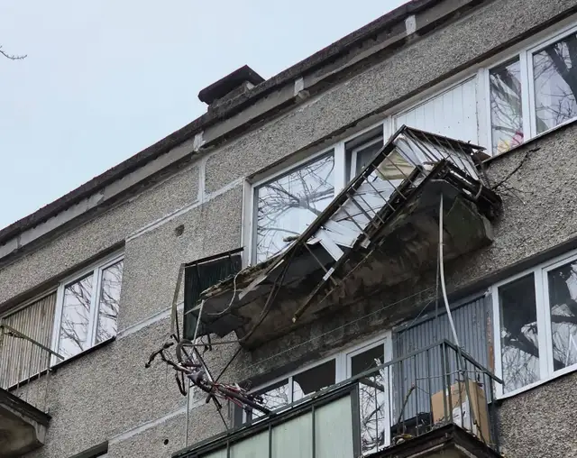 У пожарных и электриков много работы: ветер повалил деревья, дорожные знаки, сорвал кровлю