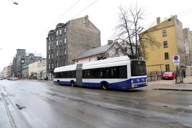 Trolejbuss Čaka ielā sadūries ar velosipēdistu