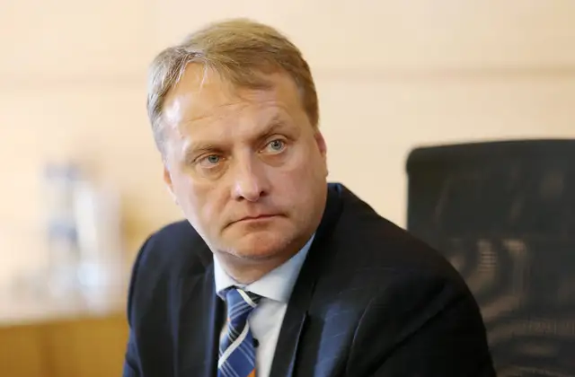 Ремонтировал машину на муниципальные деньги: в Видземе осудили бывшего мэра