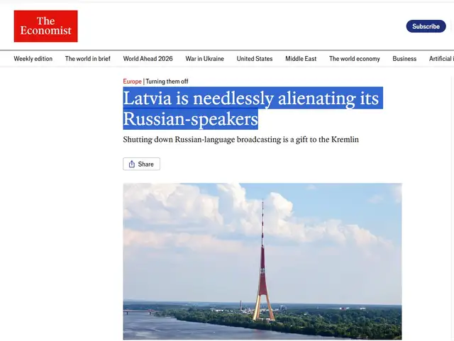 Латвия напрасно отталкивает русскоязычных, пишет Economist