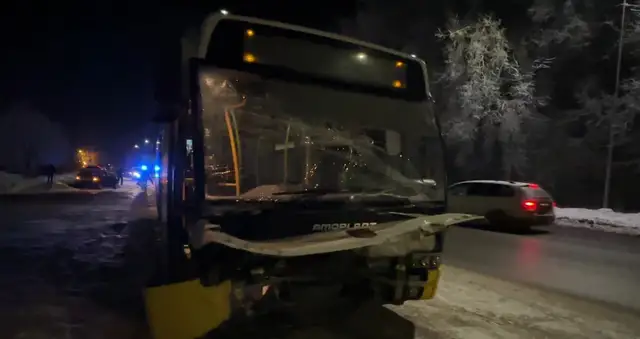 В Елгаве пенсионер вызвал серьёзное ДТП: городской автобус — на свалку