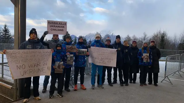 Вышли с плакатами в Австрии: сборная Латвии по скелетону выступила против участия РФ в Кубке Европы. ВИДЕО