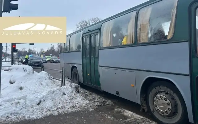 Jelgavā ceturtdien avarējis kaimiņu novada skolēnu autobuss