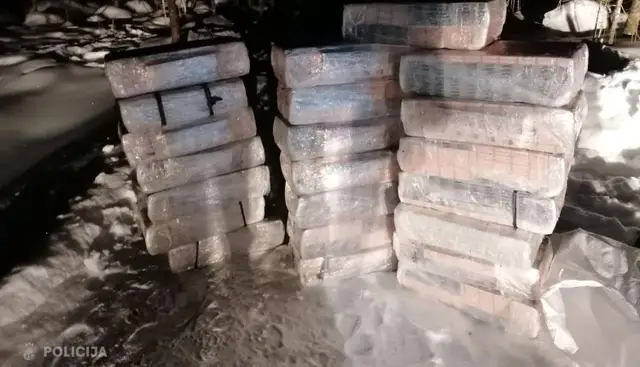 Под Айзклаукле задержали большую партию нелегальных сигарет и троих мужчин