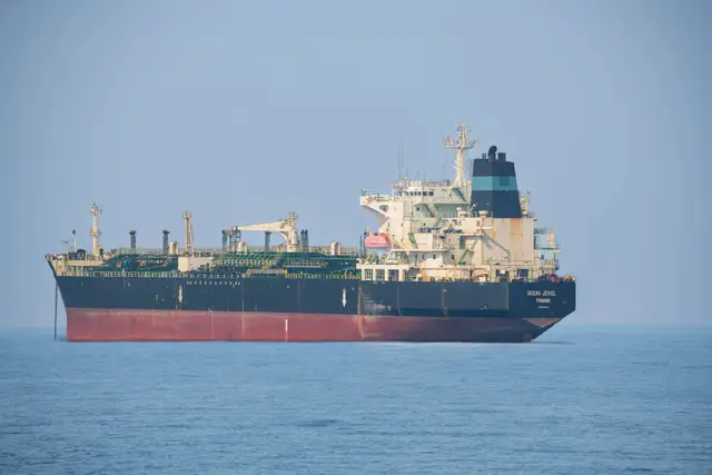 Военные Британии: в Ормузском проливе под обстрел попал нефтяной танкер