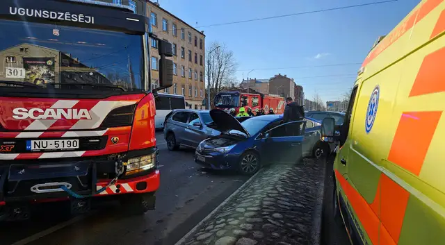 Жесткая авария в центре Риги: у машин оторваны колеса