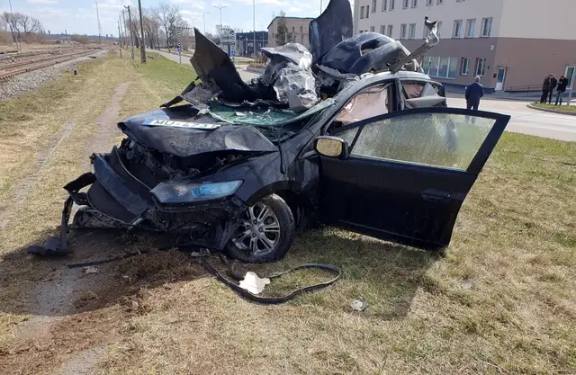 Daugavpilī uz dzelzceļa pārbrauktuves auto pakļūst zem vilciena