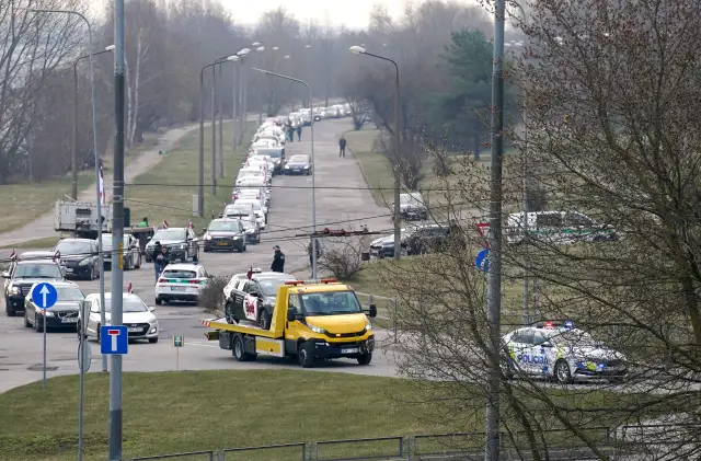 Rīgā vairāki simti taksometru vadītāju devušies protesta braucienā pret «Bolt» īstenoto politiku
