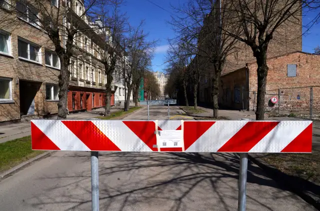 Под давлением скандала: Рига оперативно убрала барьер на улице Варну для экстренных служб