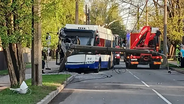Prūšu ielā trolejbuss ietriecies stabā