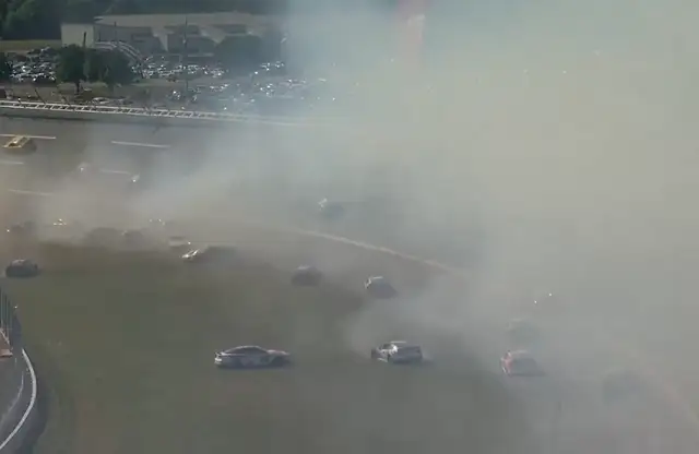 В США во время гонки разбилось сразу 27 автомобилей. ВИДЕО