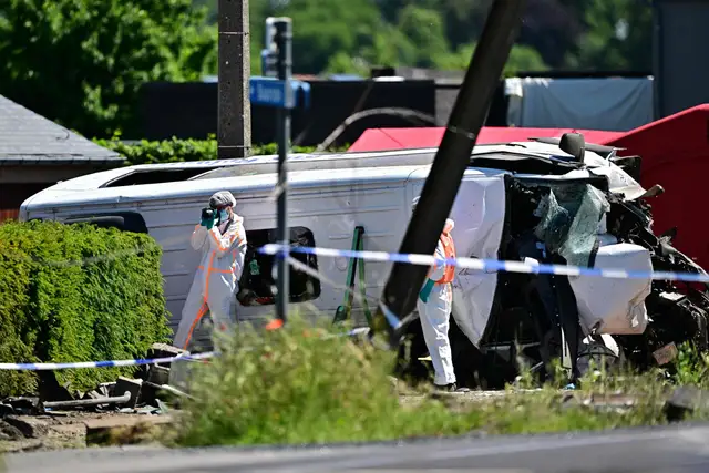 В Бельгии школьный автобус столкнулся с поездом: есть погибшие