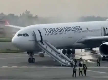 Загорелся! Но чуть-чуть… Из самолёта Turkish Airlines эвакуировали пассажиров (ВИДЕО)