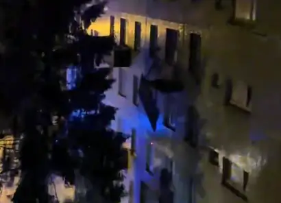 Staiceles ielā Rīgā nobrucis sestā stāva dzīvokļa balkons