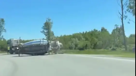 Uz Rīgas apvedceļa aplī pie Rīgas HES no betonvedēja atdalījusies tvertne