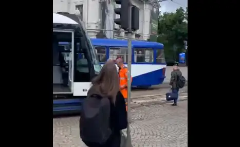 Трамваи полностью остановились: в центре Риги транспортный коллапс