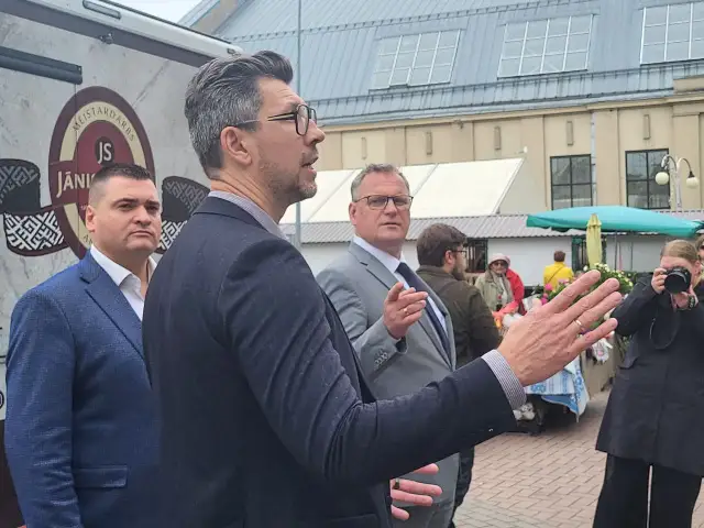 Rīgas domes ārkārtas sēdē iztaujā «Rīgas namu» valdes priekšēdētāju par situāciju Rīgas Centrāltirgū