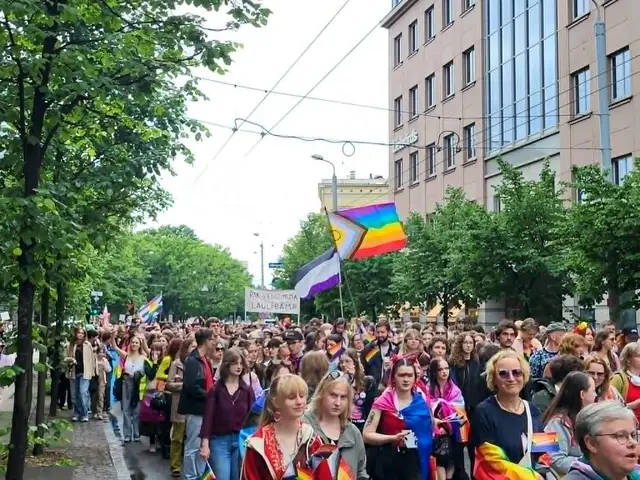 Vairāki tūkstoši cilvēku Rīgas centrā piedalās praida gājienā «Ceļš uz brīvību»