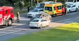 Прямо в 6 утра: убегая от полиции, водитель устроил в Риге две аварии (ВИДЕО)