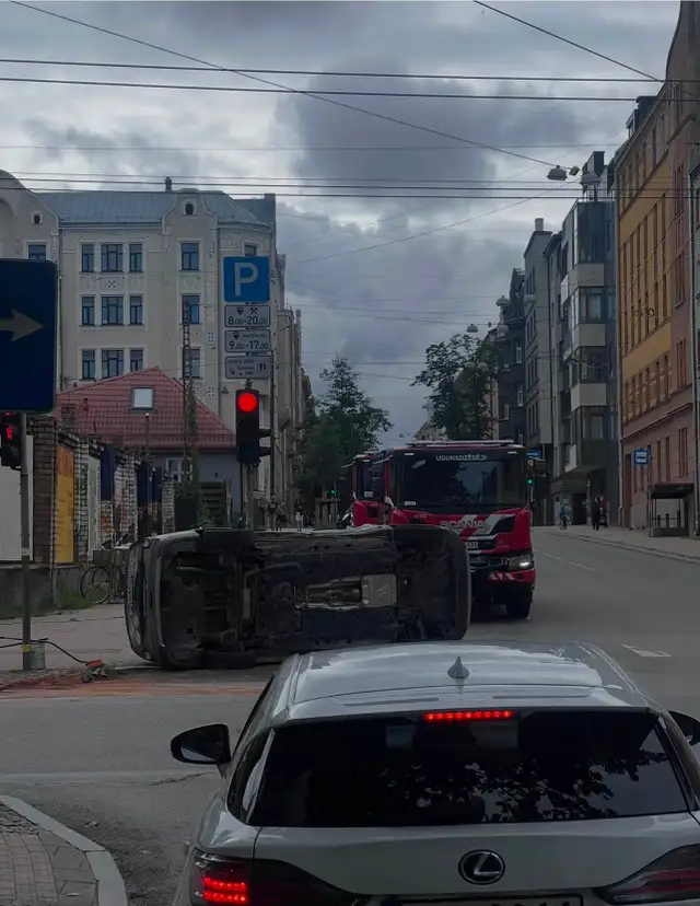 Rīgas centrā satiksmes negadījumā apgāzies auto, cietis cilvēks