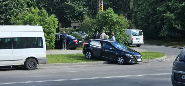 Страшно ходить по тротуарам: в Ильгюциемсе машина вылетела на пешеходную зону. ФОТО