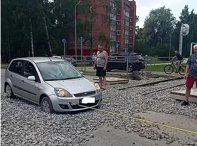 Ремонт дороги, XXI век: видео с ремонтируемого переезда в Болдерае впечатляет