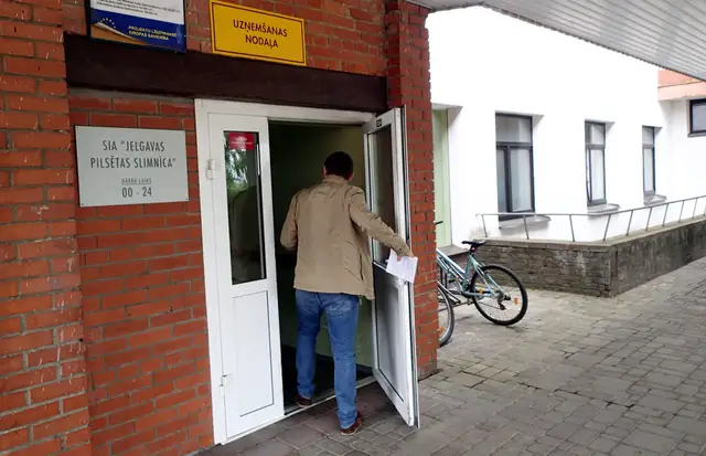 Turpinot šķetināt iepirkumu lietu, veic kratīšanas arī Bauskas un Jelgavas slimnīcās