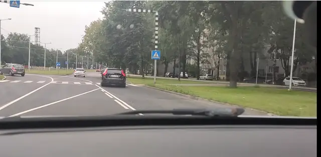 «Это полное фиаско, идиоты!» Водителей бесит новая разметка на перекрёстке в Иманте (ВИДЕО) 18+