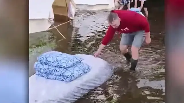 Под Вентспилсом отдыхающих в кемпинге «смыло» прямо посреди ночи. ВИДЕО