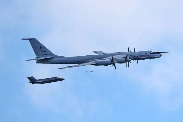 Британия заявила, что российский Ту-142 совершал опасные маневры около её авианосца