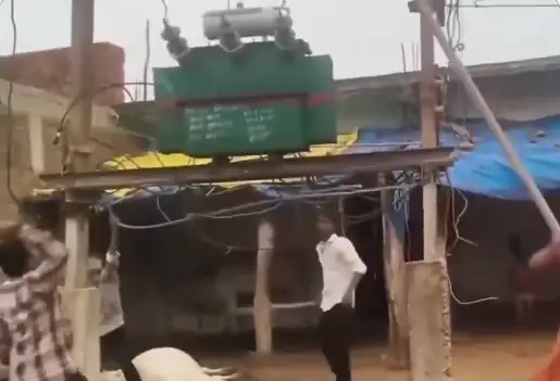 В Индии корову убило током. Местные жители расправились с виновником! (ВИДЕО)