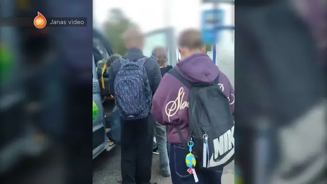 Все дети в транспорт не влезают: в Огре из-за маленького автобуса школьники остаются на остановке