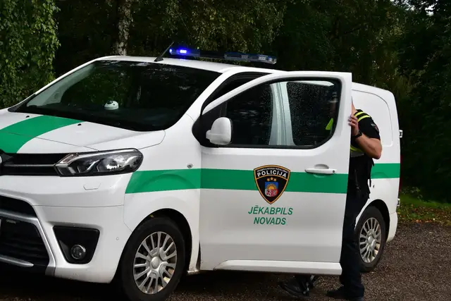 В Екабпилсе пьяный водитель катал друга на крыше своей BMW