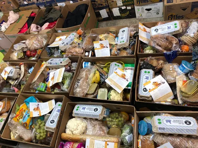 В Риге регулярно раздают продуктовые наборы малоимущим: кто и где