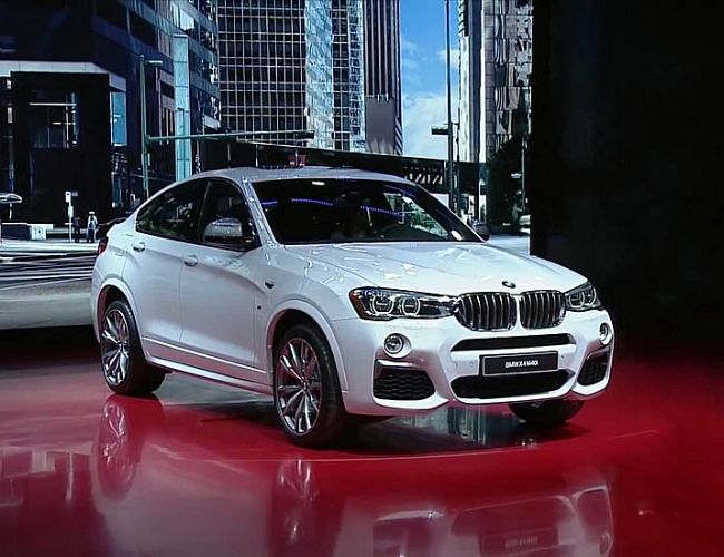 «Русские любят драму!» Припаркованную в центре Риги BMW украсили нецензурными надписями (18+). ФОТО