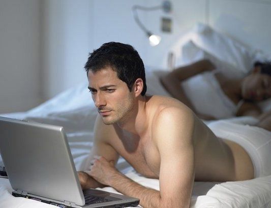 Saeimas komisija atbalsta sodus par intīmu materiālu izplatīšanu bez piekrišanas