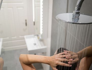 Подсматривал за женщиной в душе: шокирующий случай в лиепайском отеле