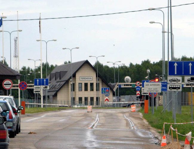 Пробил два шлагбаума на Lexus: гражданин Таджикистана незаконно въехал в Латвию