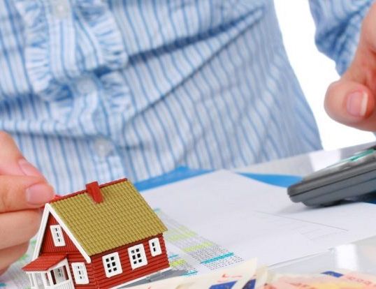 В Лудзе инвалида лишают дома за долг по NĪN в 250 евро: опасный прецедент