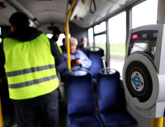 «Если нажрусь, могу ехать без билета?!» Рижане возмущены бездействием контролёров