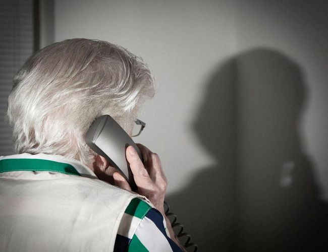 «Мать общается только с мошенниками, дала им мой номер»: крик души парня вызвал уйму советов — но все мимо