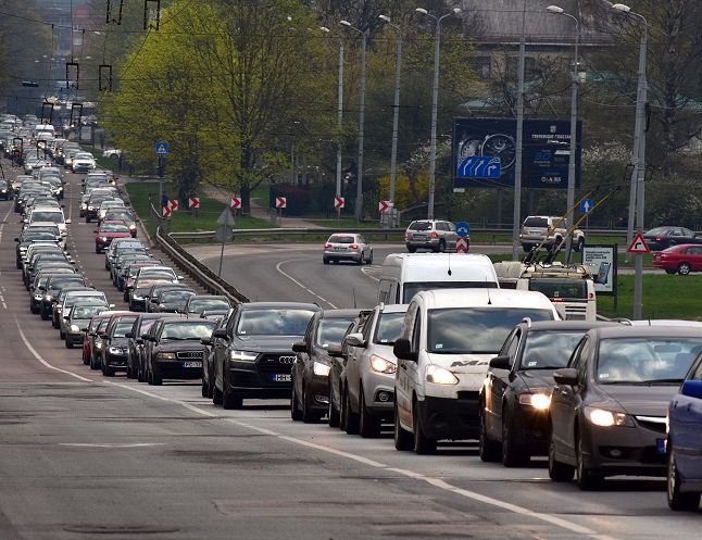 Перед праздником: Рига стоит в жутких пробках, а полиция готовит рейды