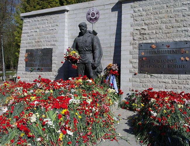 Памятник Бронзовому солдату в Таллине был осквернен